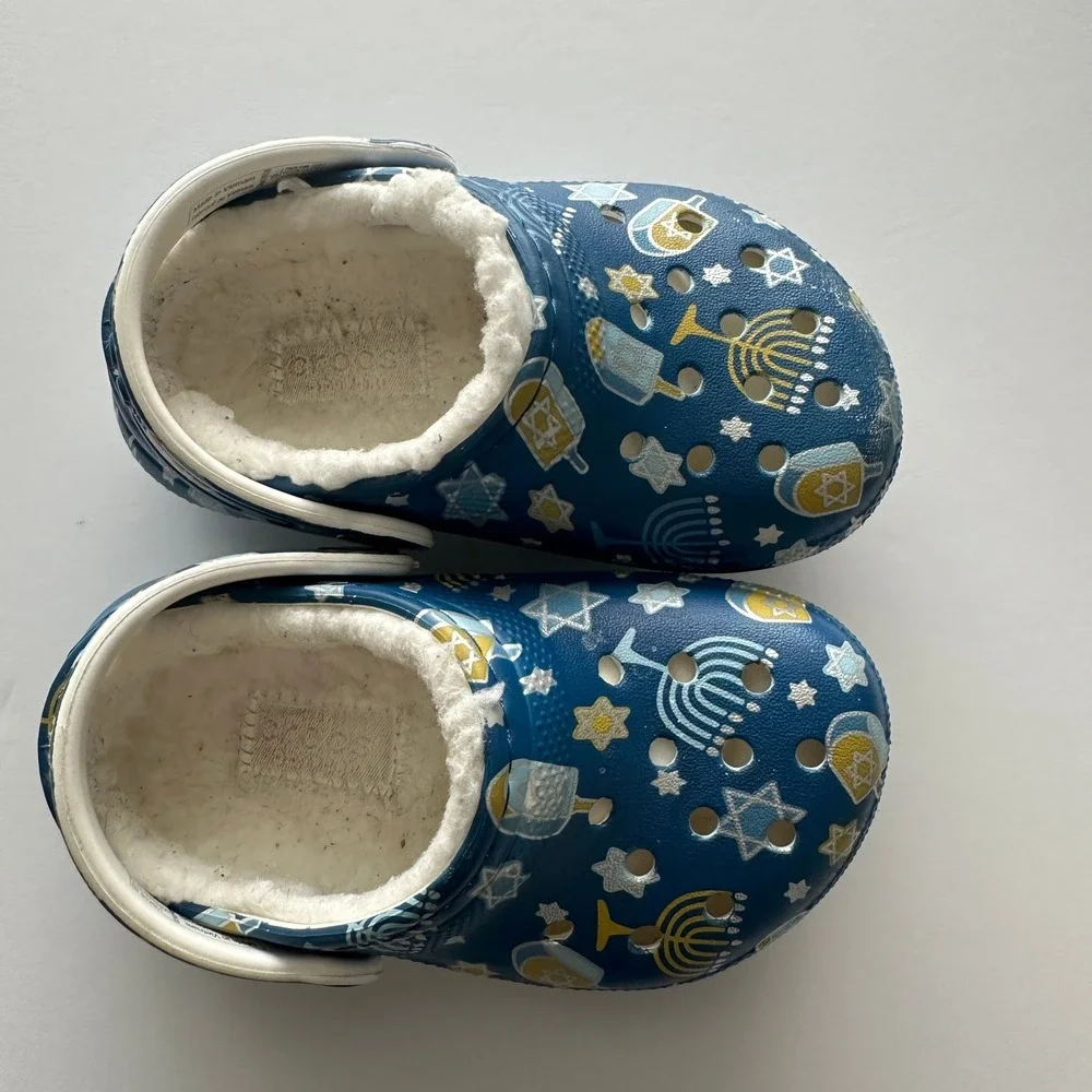 Crocs Kids Classic Lined Hanukkah Clogs Blue Menorah Dreidel Fleece Size C6